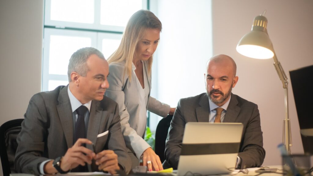 Finanzverantwortliche in Besprechung zu Reporting und Steuerung