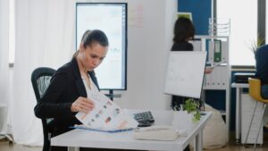 Group Accountant prüft Konzernabschluss und Konsolidierung